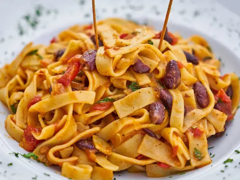 Plato de pasta caliente para servicios de catering en Valencia
