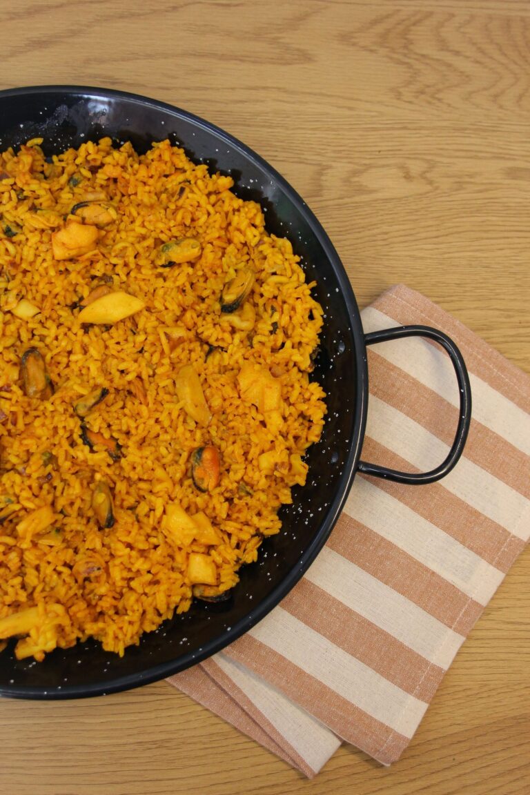 Arroz con marisco estilo paella preparado para catering en Valencia