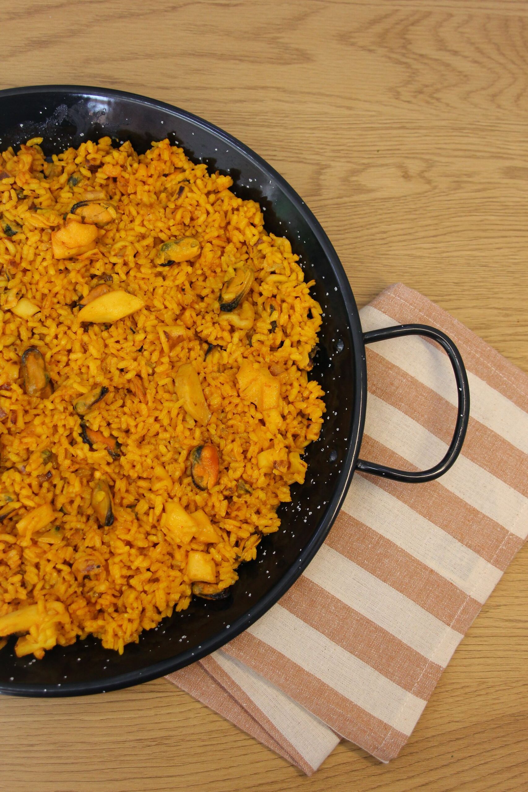 Arroz con marisco estilo paella preparado para catering en Valencia
