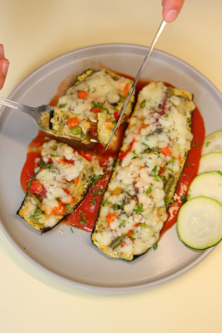 Calabacín relleno de verduras gratinado servido en menú de catering en Valencia