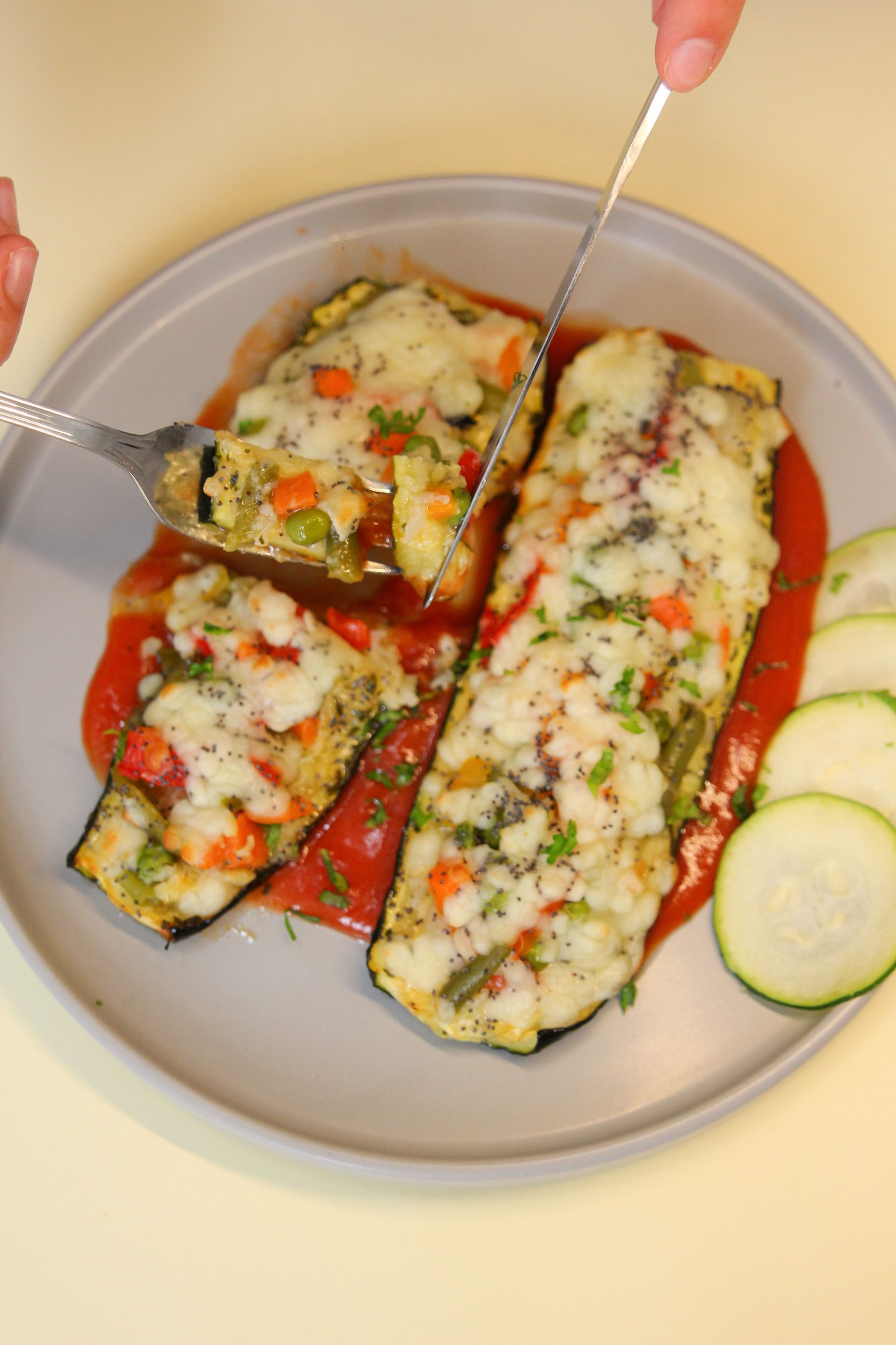 Calabacín relleno de verduras gratinado servido en menú de catering en Valencia