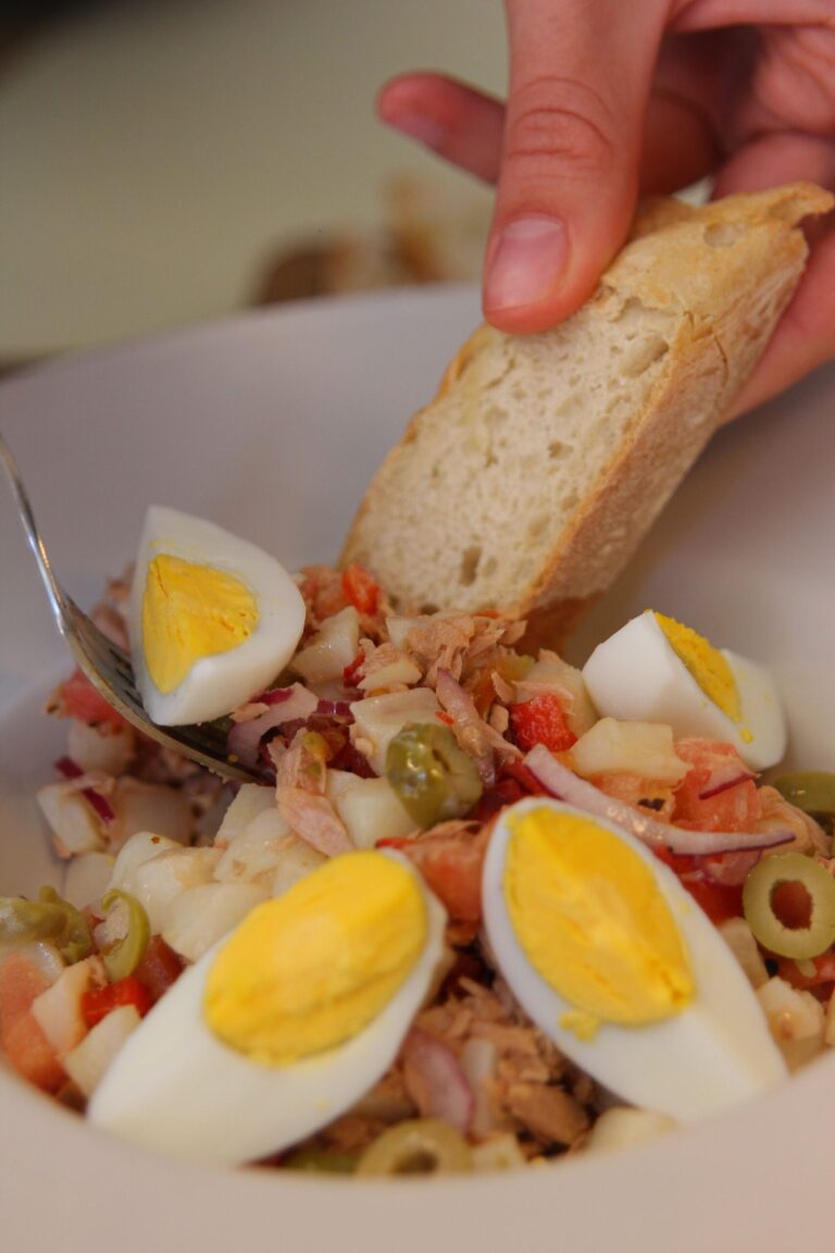 Ensalada mediterránea con atún, huevo y verduras preparada para catering en Valencia