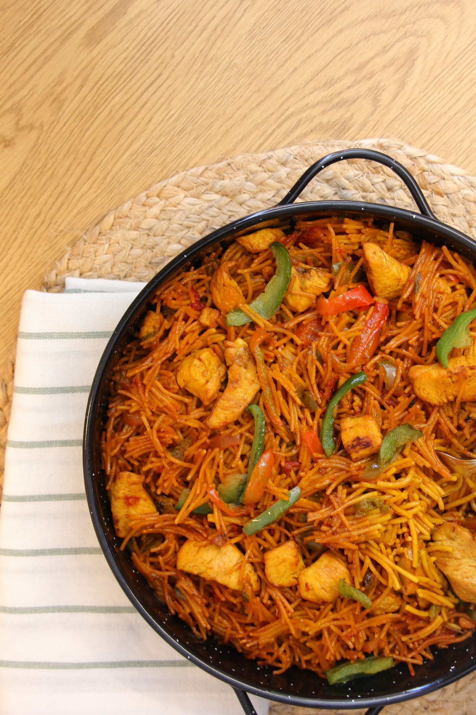 Fideuá con pollo y verduras preparada por catering en Valencia