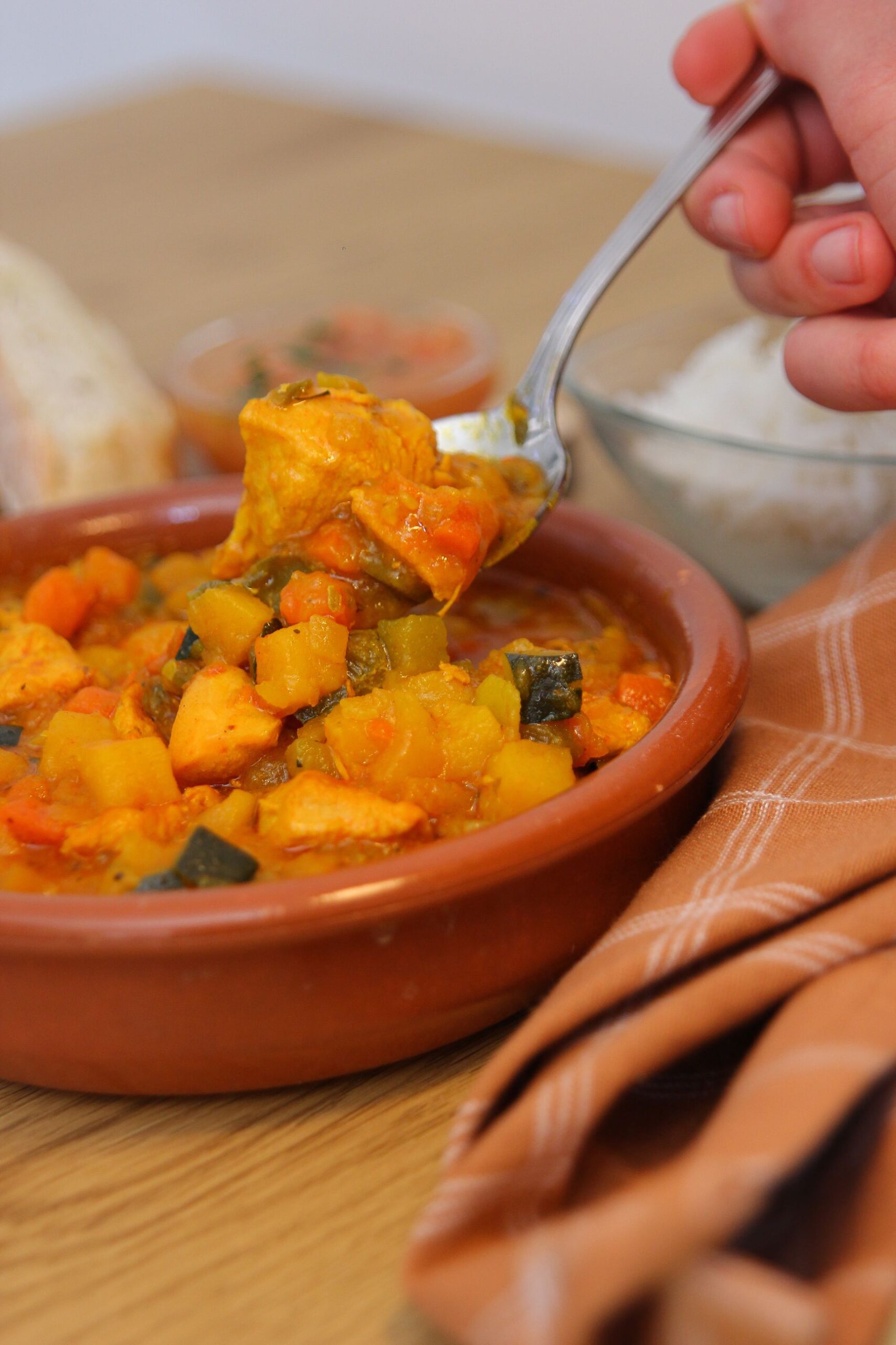 Guiso de pollo con verduras de cocina mediterránea servido en catering en Valencia