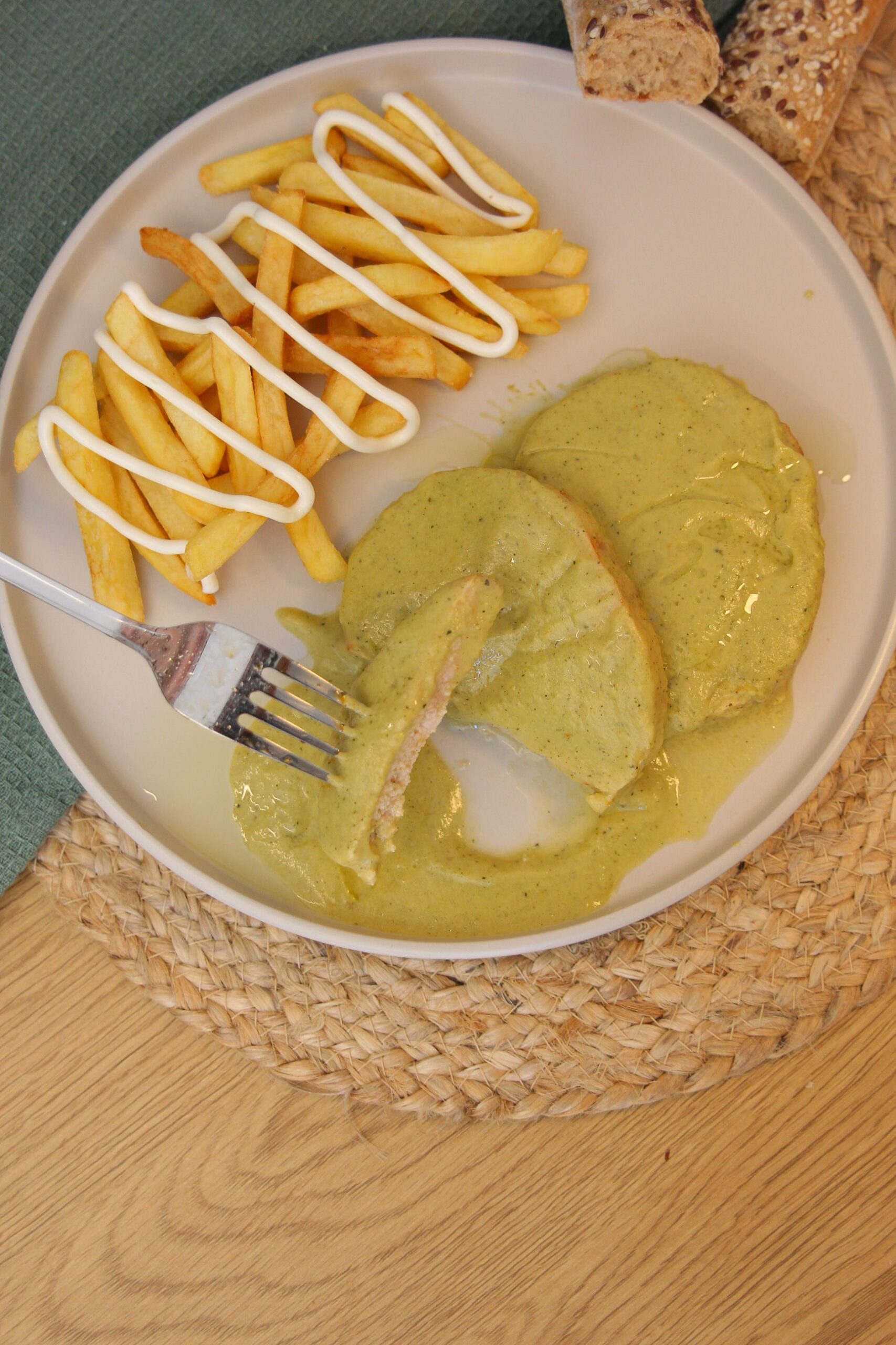 Pechuga de pollo con salsa verde y patatas fritas servida en catering en Valencia