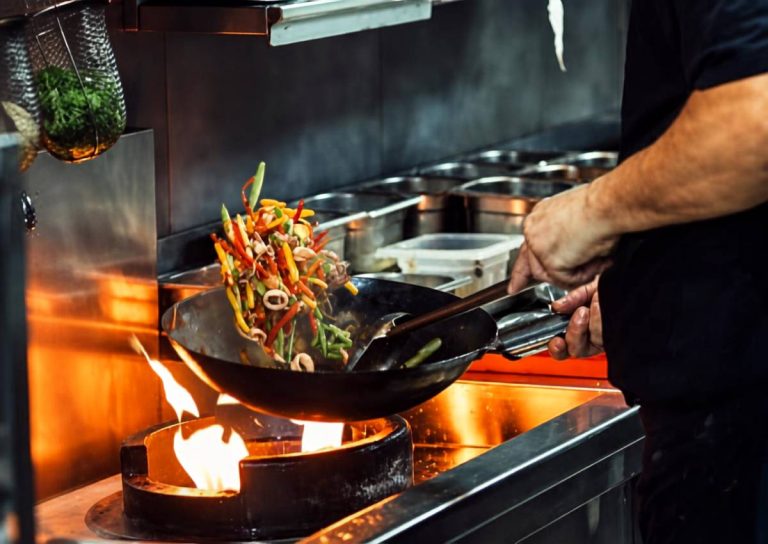 Chef preparando alimentos en cocina profesional para servicios HORECA