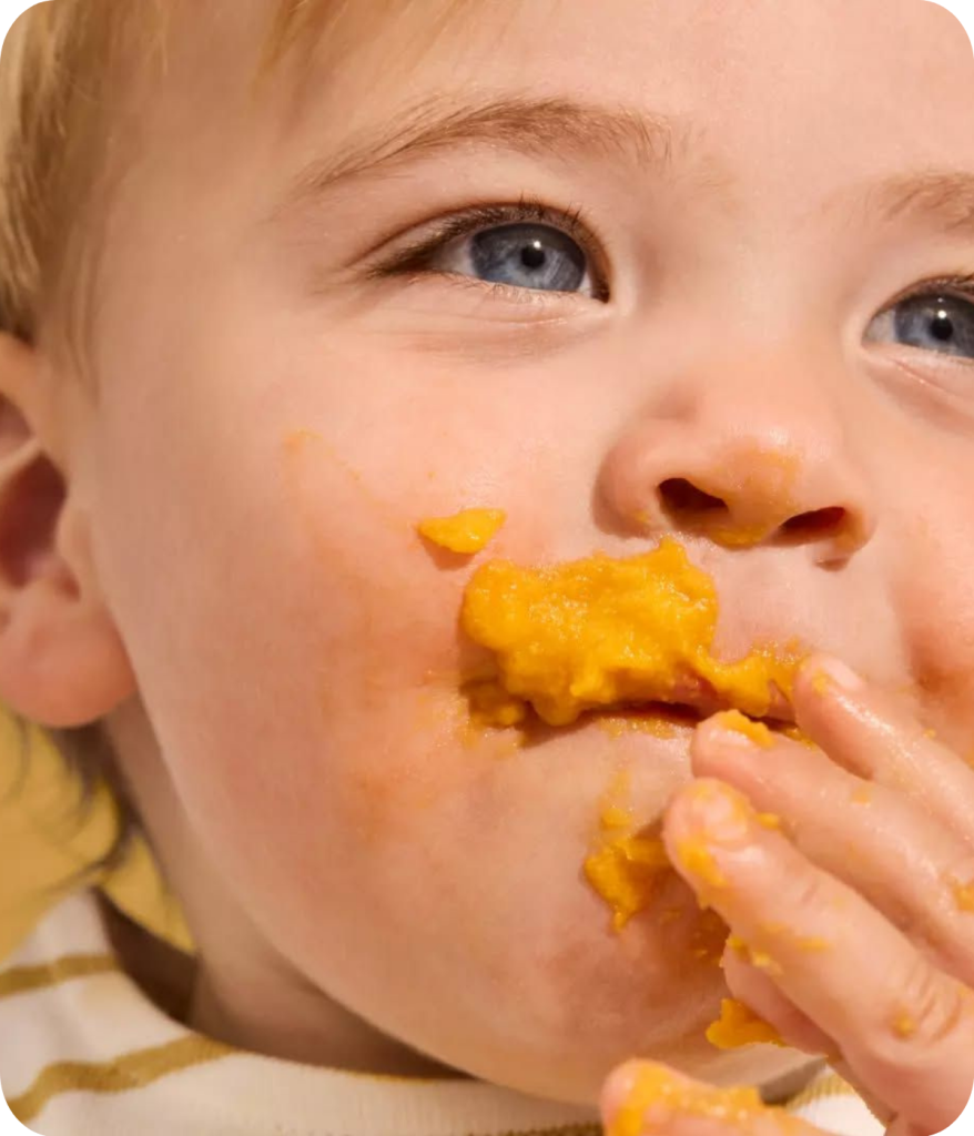 Niño comiendo en escuela infantil valencia
