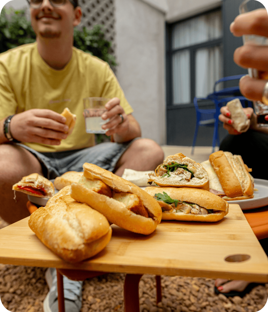 Grupo de personas disfrutando de sandwiches