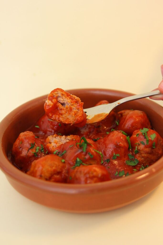 Albóndigas en salsa de tomate servidas para catering
