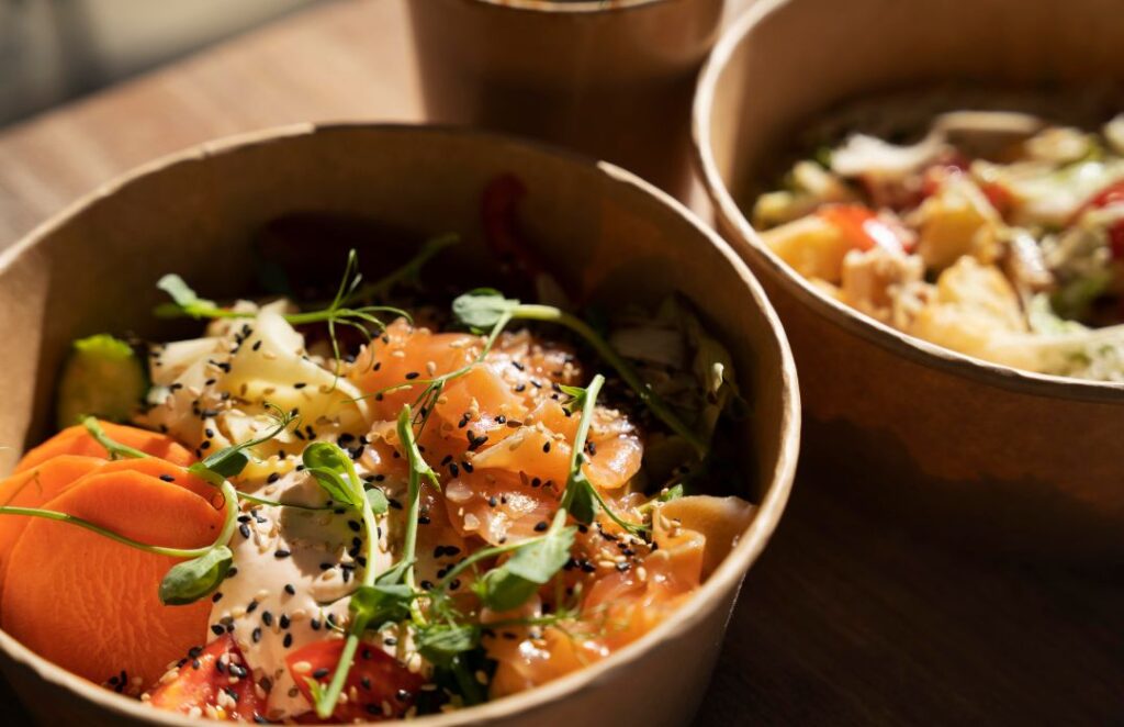 Bowl saludable tipo poke con verduras frescas y salmón para catering en Valencia