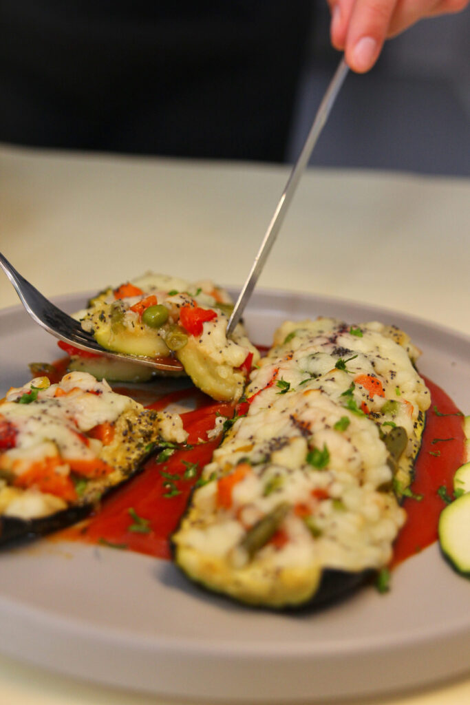 Calabacín relleno de verduras gratinado servido en catering en Valencia