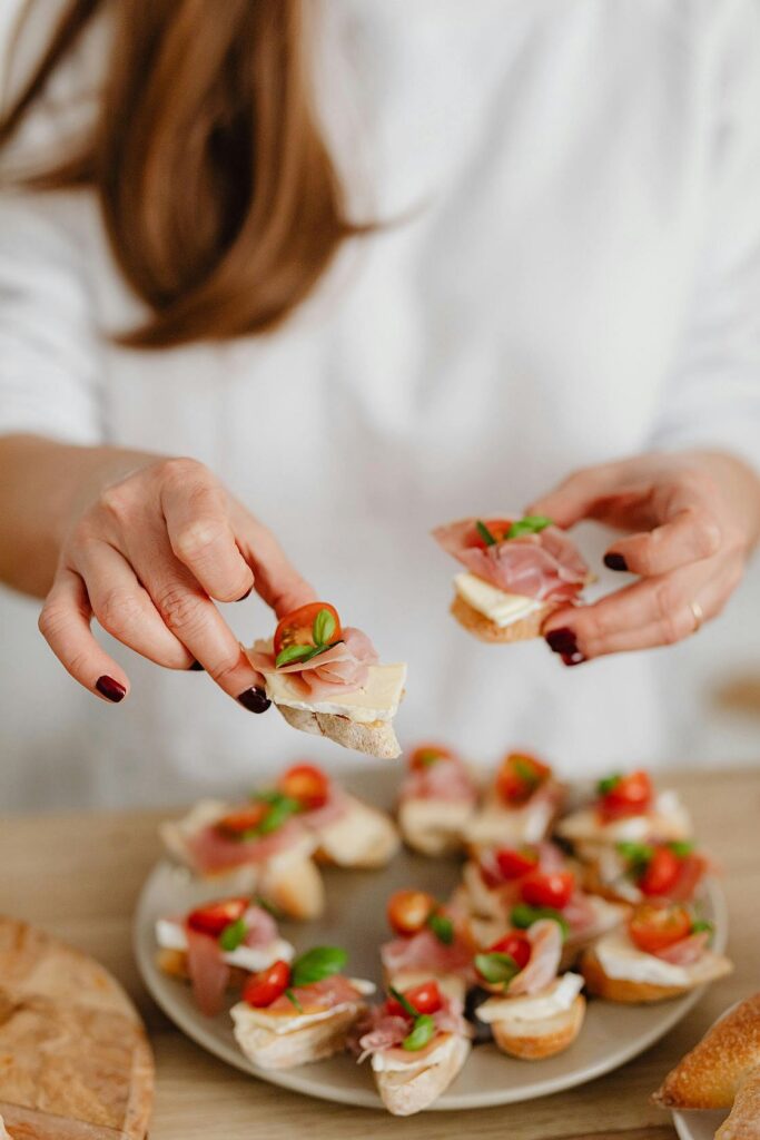 Canapés gourmet con jamón, queso y tomate cherry para catering