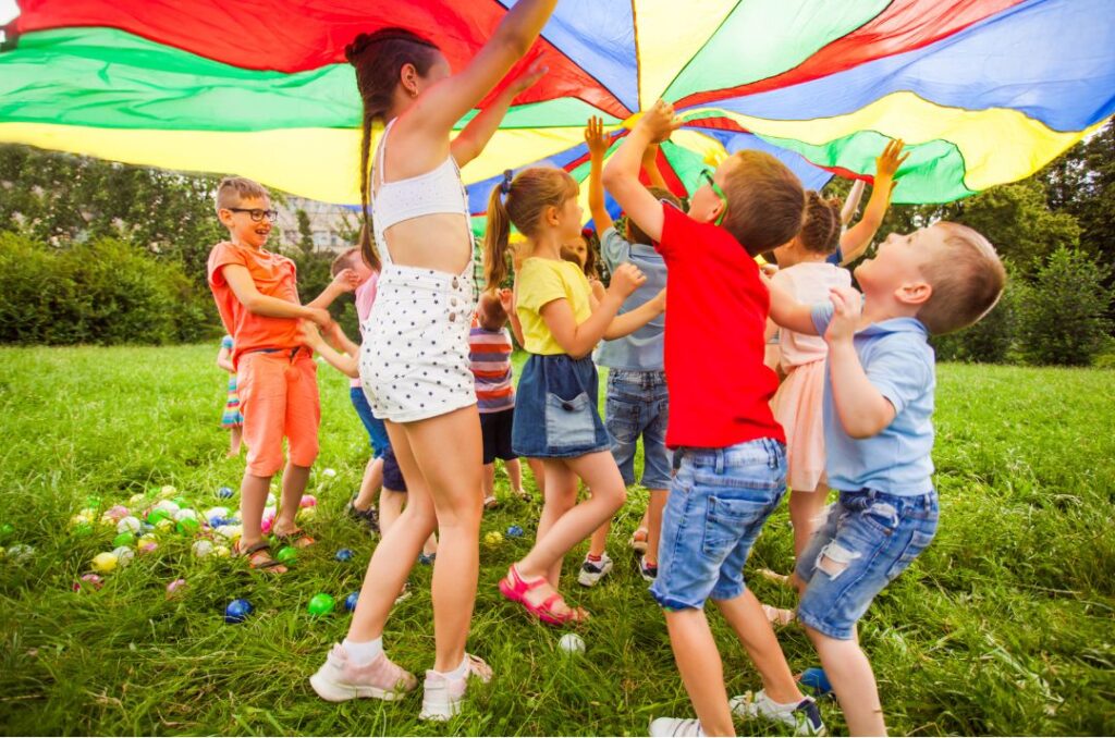 Niños jugando en campamento con servicio de catering en Valencia