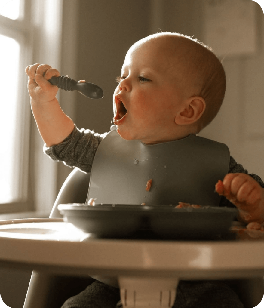 Niño comiendo en escuela infantil en Valencia
