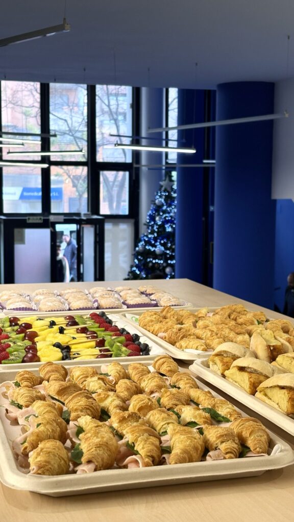 Coffee break corporativo con croissants, fruta y bocadillos