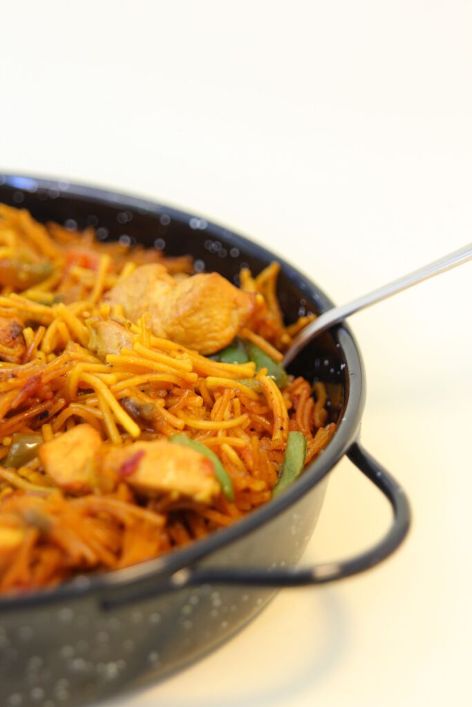 Fideuá o pasta salteada con pollo y verduras para catering