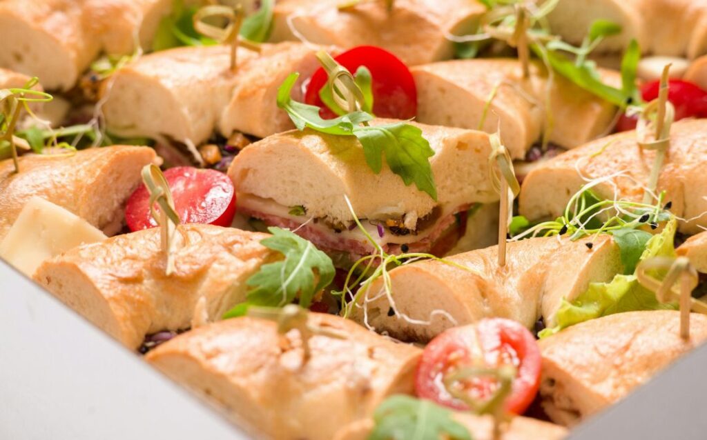 Bandeja de mini bocadillos gourmet con ingredientes frescos para catering en Valencia