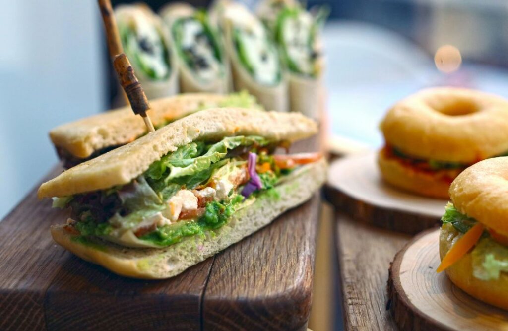 Sándwich vegetal y bagels variados para catering