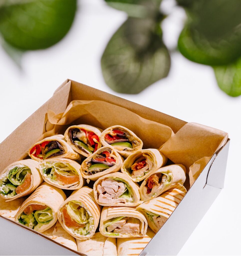 Surtido de wraps variados con pollo, verduras y salmón para catering
