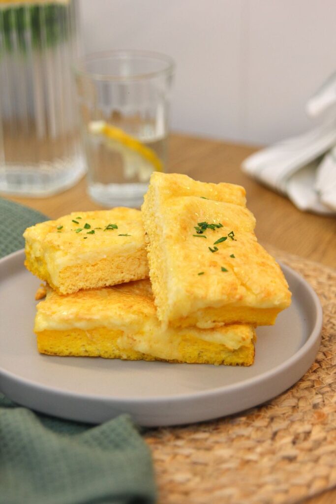 Porciones de tortilla o pastel salado con queso para catering