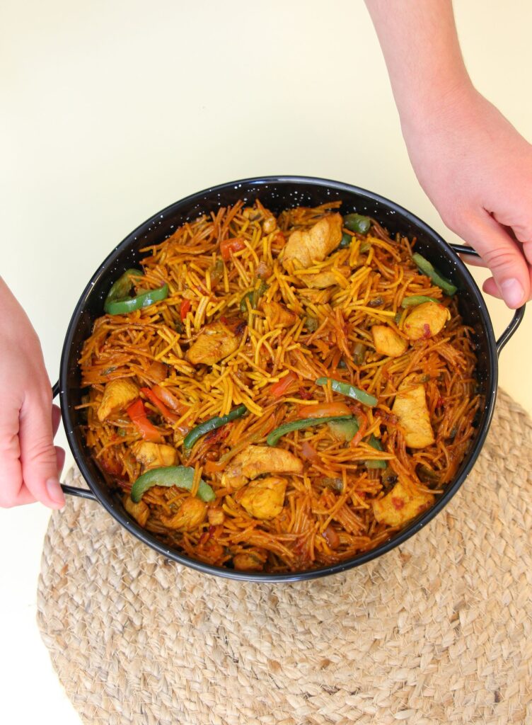 Fideuá de pollo con verduras preparada para catering en Valencia