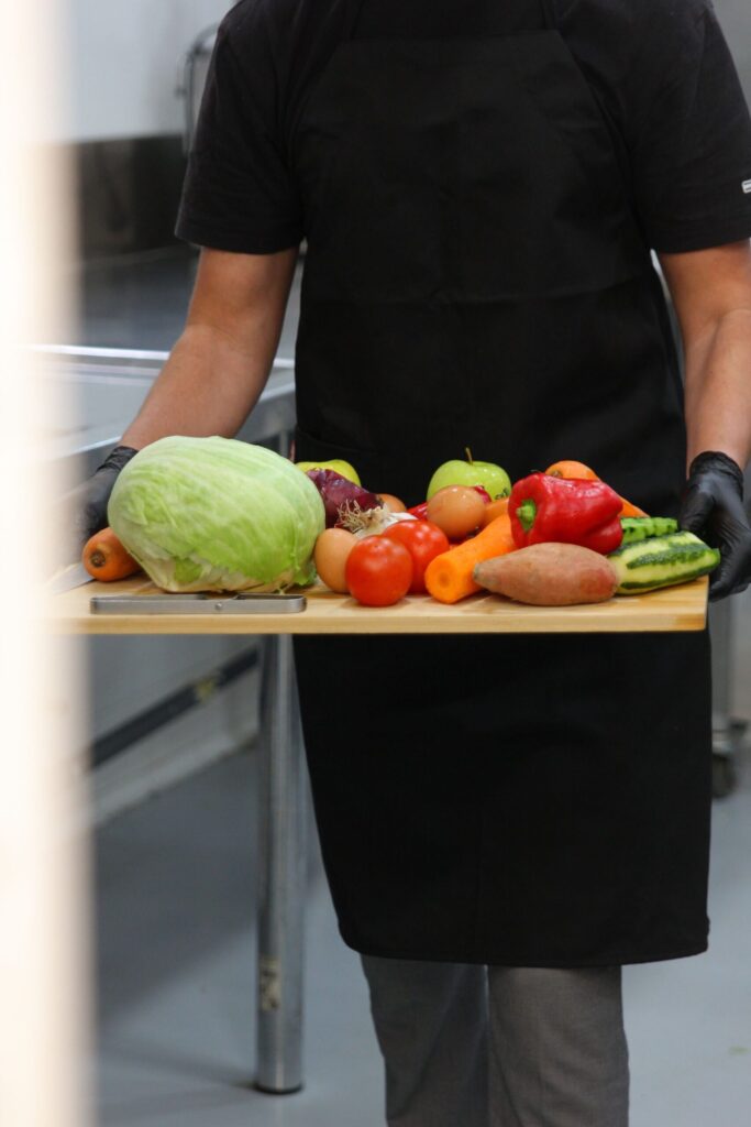 Preparación de verduras frescas en cocina profesional de catering en Valencia