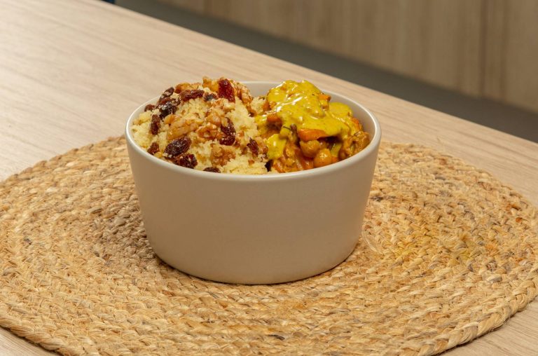 Cuscús con verduras, frutos secos y salsa de curry para menú de catering