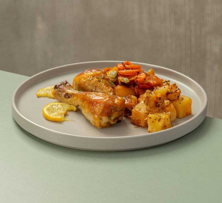 Pollo asado con patatas y verduras para menú de catering