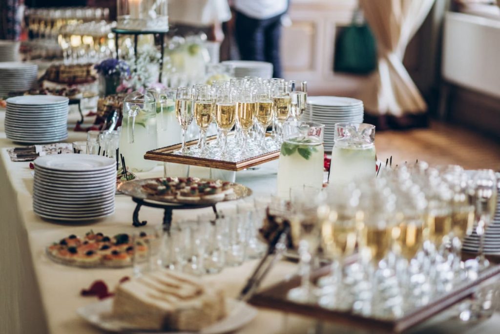 Mesa de catering corporativo con aperitivos y bebidas para un evento de empresa