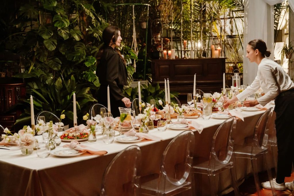 Montaje de mesa para una cena de empresa con servicio de catering