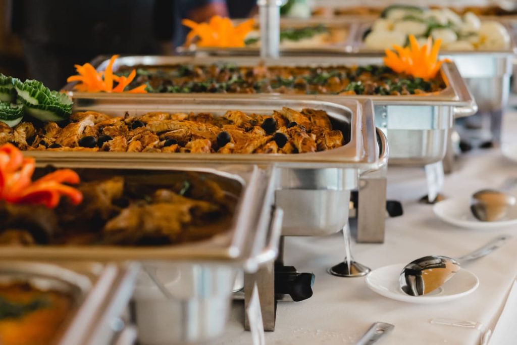 Buffet de catering con platos preparados para un evento de empresa